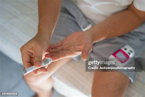 Wearable Glucose Monitor Photos and Premium High Res Pictures - Getty ...