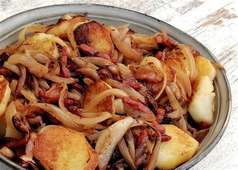 Gebakken aardappels met spek en uien - Lekker Tafelen