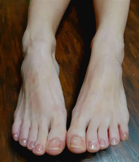 Good morning! 🌞☕ Fresh toes ready to paint 👣 Can you guess what the