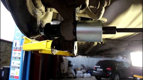 Замена сайлентблоков продольного рычага задней цапфы на Toyota Camry ...