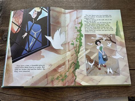 Walt Disney's Snow White and the Seven Dwarfs // Large Oversized Book