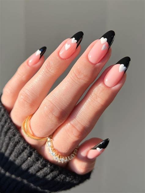 29 Simple Black Nail Designs (that you'll go crazy for!) 2024 ...