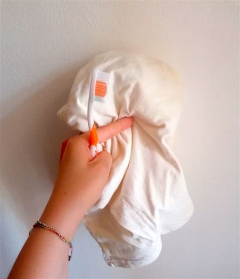 Verwijder vlekken uit witte t-shirts en overhemden en laat ze weer wit ...