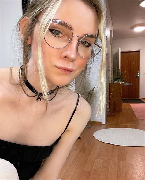 Eva Elfie on Twitter: "@iammeti001 Pretty similar 😏" / Twitter