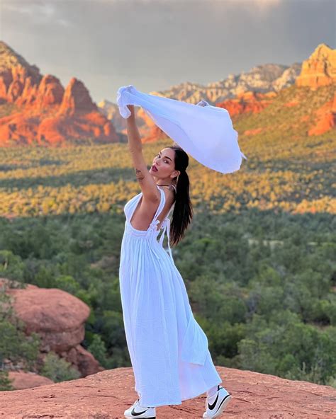 𝑱𝒂𝒔𝒎𝒊𝒏𝒆🦋𝑾𝒂𝒍𝒕𝒛 | I love long walks along the ocean.. swimming in the