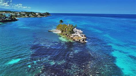 This is a nude island in Ochos Rios Jamaica. : r/drones