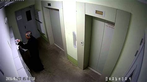 Запись с камеры наблюдения в подъезде - YouTube