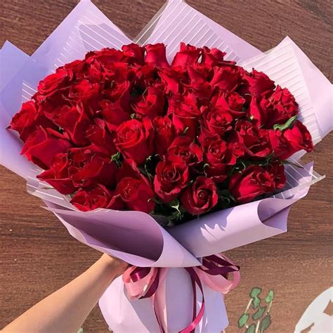 Шикарный букет из красных, бархатных роз - беспроигрышный вариант для ...