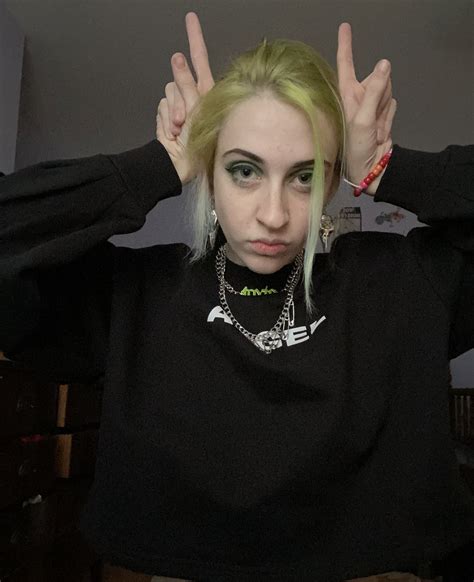 TW Pornstars - 2 pic. Lione. Twitter. Can I post normal selfies here? 🍏