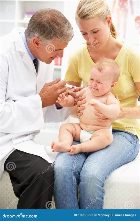 Pediater met baby stock afbeelding. Image of pediatrie - 19903993