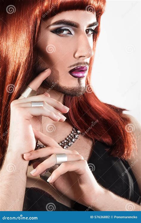 Портрет крупного плана модели Shemale милого Redhair бородатой с ...
