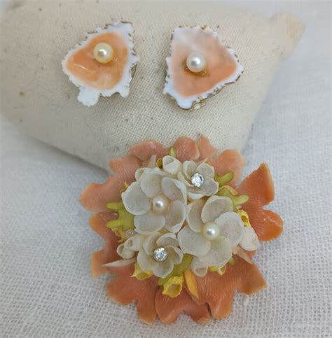 Vintage Coral Pink Tropical Shell Craft Brooch and Ea… - Gem