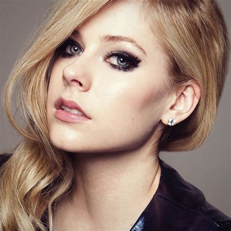 Avril Lavigne, piercing blue eyes, Bello Magazine 2013 [HD] : r/Celebs