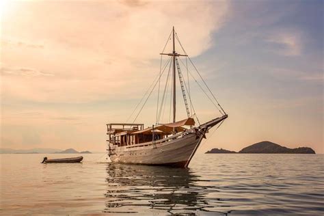 Bajak Liveaboard, Indonesia - LiveAboard.com