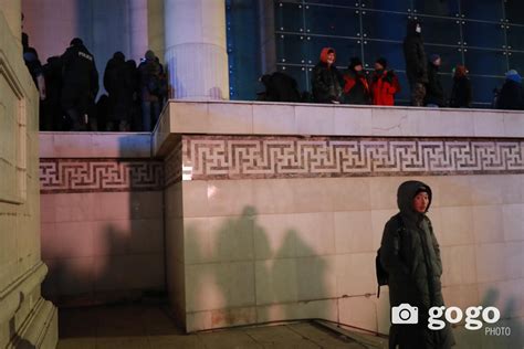 Жагсагчид Төрийн ордны урд болон баруун хаалгаар орохоор дайрч байна