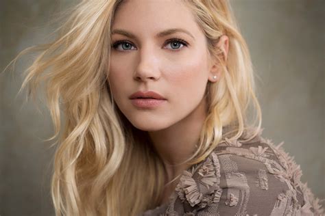 Download Elegant Blonde Portrait Wallpaper | Wallpapers.com