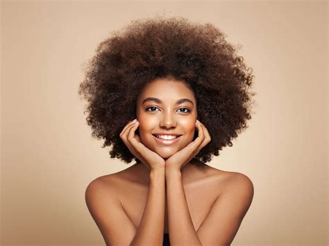 Soin Visage Peau Noire : Comment Faire ? - LAZEO