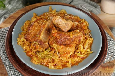 Рецепт: Молодая капуста, тушенная с рёбрышками на RussianFood.com