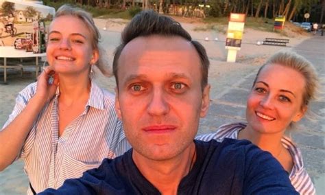 Создать мем "дочь алексея навального, алексей навальный, семья ...