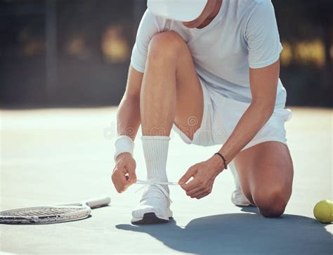 exercise tennis   man tying  shoes   court   match