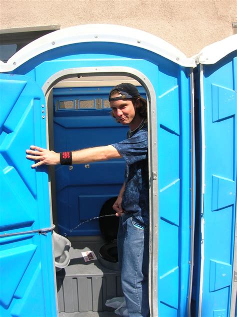 GUYS PISSING