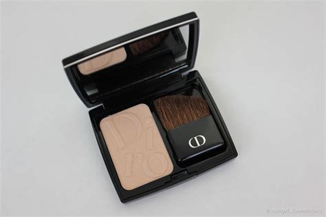 Элегантный хайлайтер Dior Diorskin Nude Cosmopolite Illuminating Face ...