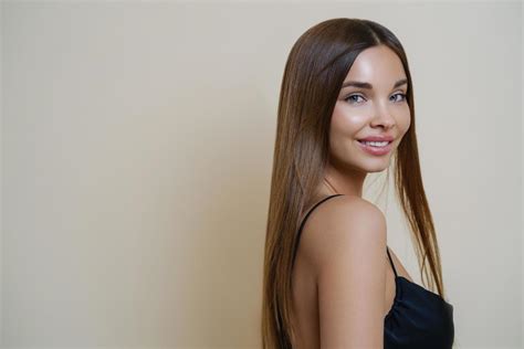 retrato de una hermosa chica tierna con el pelo largo y oscuro bien ...
