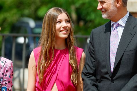 La infanta Sofía celebra su Confirmación con un atrevido mono fucsia y