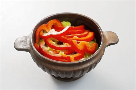 Телятина в горшочках