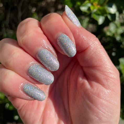 13 Beautiful Silver Glitter Nails Perfect For Every Occasion