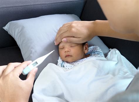 Bebê Com Febre E Resmungando - Febre em bebês: descubra como agir quando a temperatura da criança ...