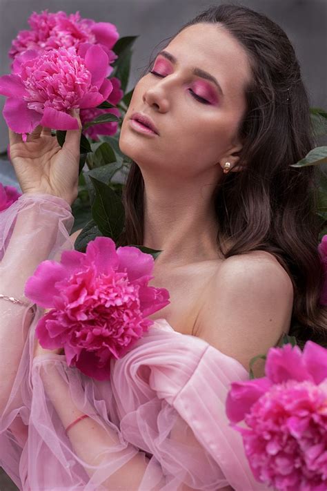 Девушка с пионами | Donne, Donna, Fiori
