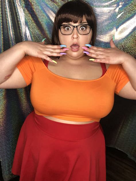 JINKIES 🧡. Velma cosplay in honor of the new Scooby Doo movie.💛 : r