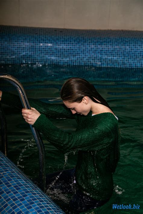 Wetlook girl in jeans and sweater swims fully dressed : r/WetlookGirls