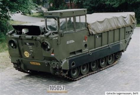 M688 Lance, kraan. De M688 is bedoeld om maximaal twee Lance raketten ...