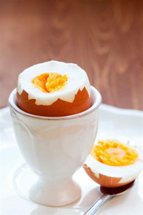 Hard Boiled Eggs in the Microwave (How to Boil Eggs in Microwave) - TipBuzz