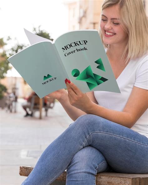 Женщина на улице, читая книгу | Премиум PSD Файл