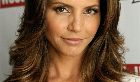 charisma carpenter strijkt neer op facts