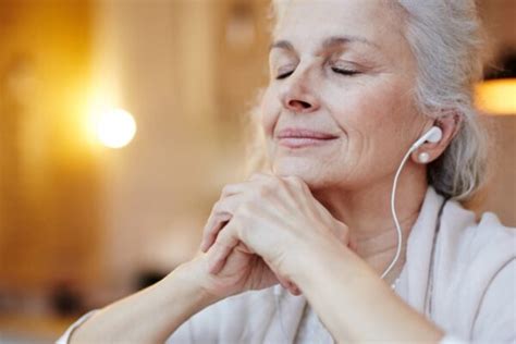 Как носить джинсы женщинам 50+, чтобы не выглядеть развязно и дешево