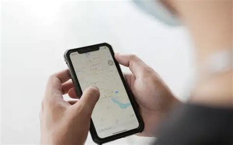 What Location Apps Do Tourists Use While Hiking? - Everester