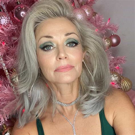 Aos 56 anos, antiga empregada de mesa posa para a Sports Illustrated