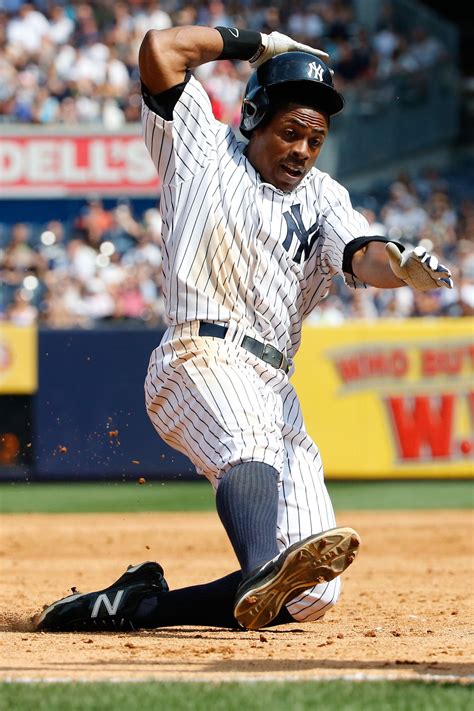 New York Yankees right fielder Curtis Granderson advances to third