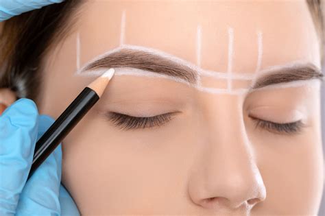 Depilación de cejas con unas pinzas de metal y no cera sola desde casa ...