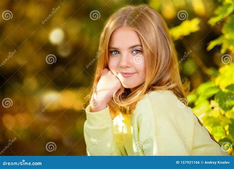 Милая молодая девушка стоковое фото. изображение насчитывающей малыш ...