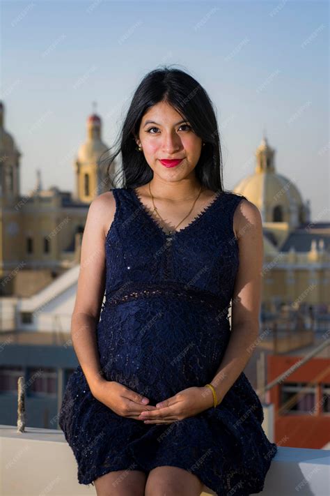 Premium Photo | Latin american pregnant women with city background