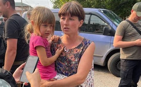 Сім’ю з окупованих Олешок, якій ЗСУ з дрона скидали воду, вдалося ...