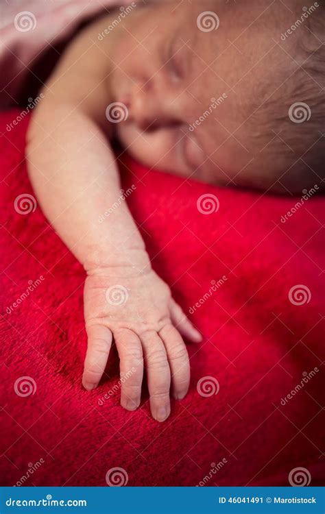 Pasgeboren baby stock afbeelding. Image of mensen, baby - 46041491