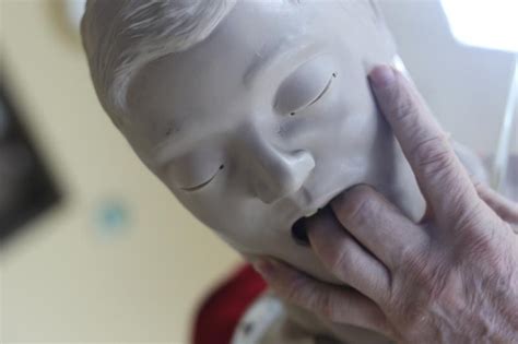 КУСОК В ГОРЛЕ: ЧТО ДЕЛАТЬ ЕСЛИ ЧЕЛОВЕК ПОДАВИЛСЯ ИЛИ ПРОГЛОТИЛ ...