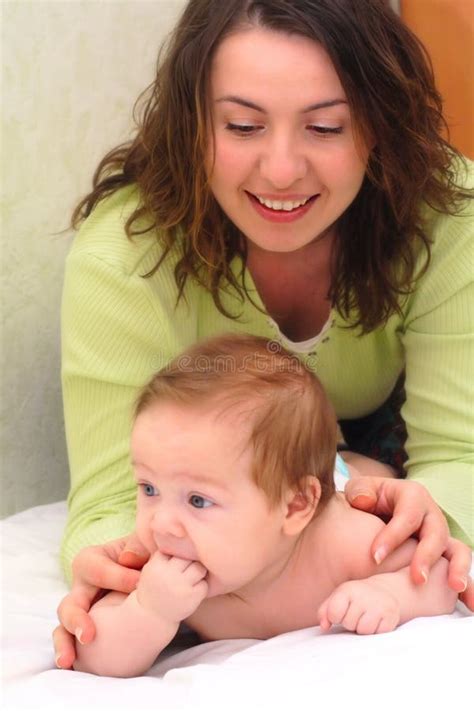 Moeder en zoon stock afbeelding. Image of hoofd, kind - 23674321