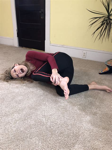 Savannah Costello's feet